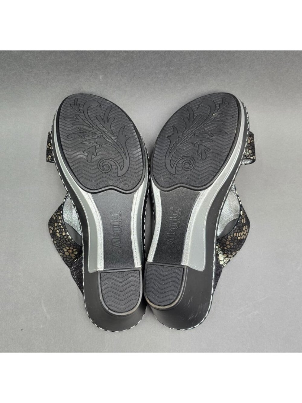 Alegria Lara Pewter Mosaic Wedge Sandals Size 37 T-Strap Comfort Slide - Picture 7 of 13